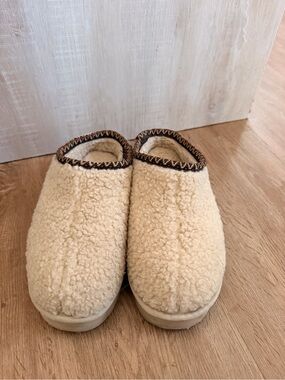 BearPaw Cream Sherpa Slip-On Slippers